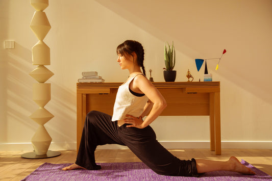 Les 12 postures de la Salutation au Soleil expliquées