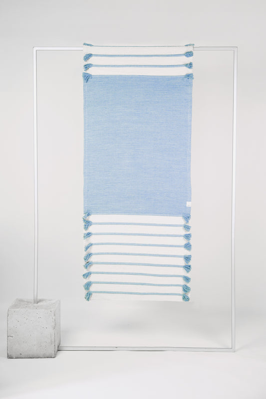 Tapis de yoga durable Mahola, coton naturel teinté bleu, idéal pour pratique quotidienne