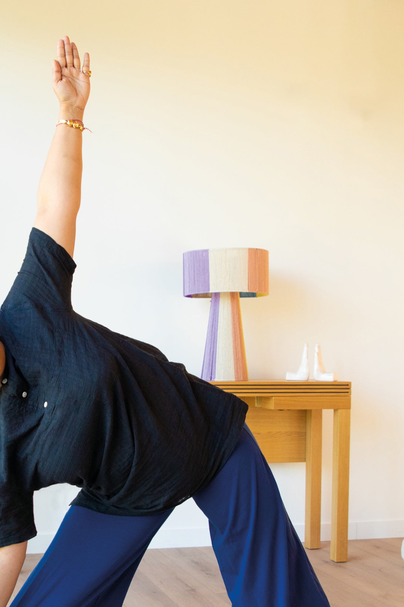 LAMPE COTON sur un meuble – touche décoration yoga – Mahola Yoga