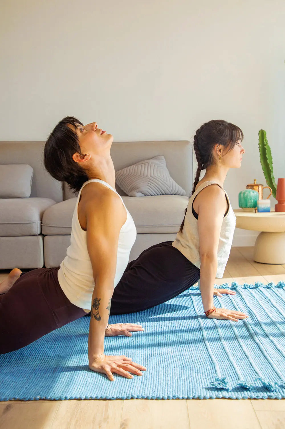 Tapis KARMA XL Mahola – deux yoginis en pratique – grand format coton bio