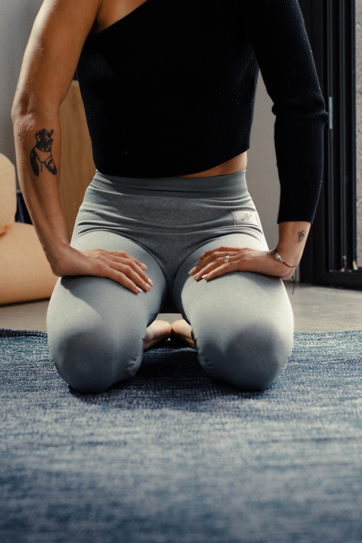 Tapis de yoga SURYA – vue 4 – Mahola – femme à genou sur tapis yoga naturel – relax