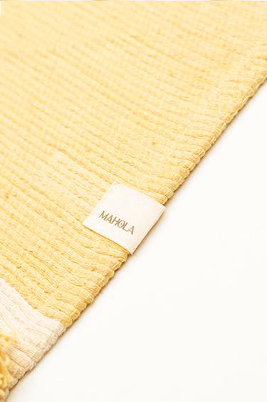 Étiquette Mahola sur la tapis de yoga jaune