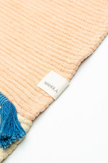 étiquette Mahola sur tapis de yoga naturel
