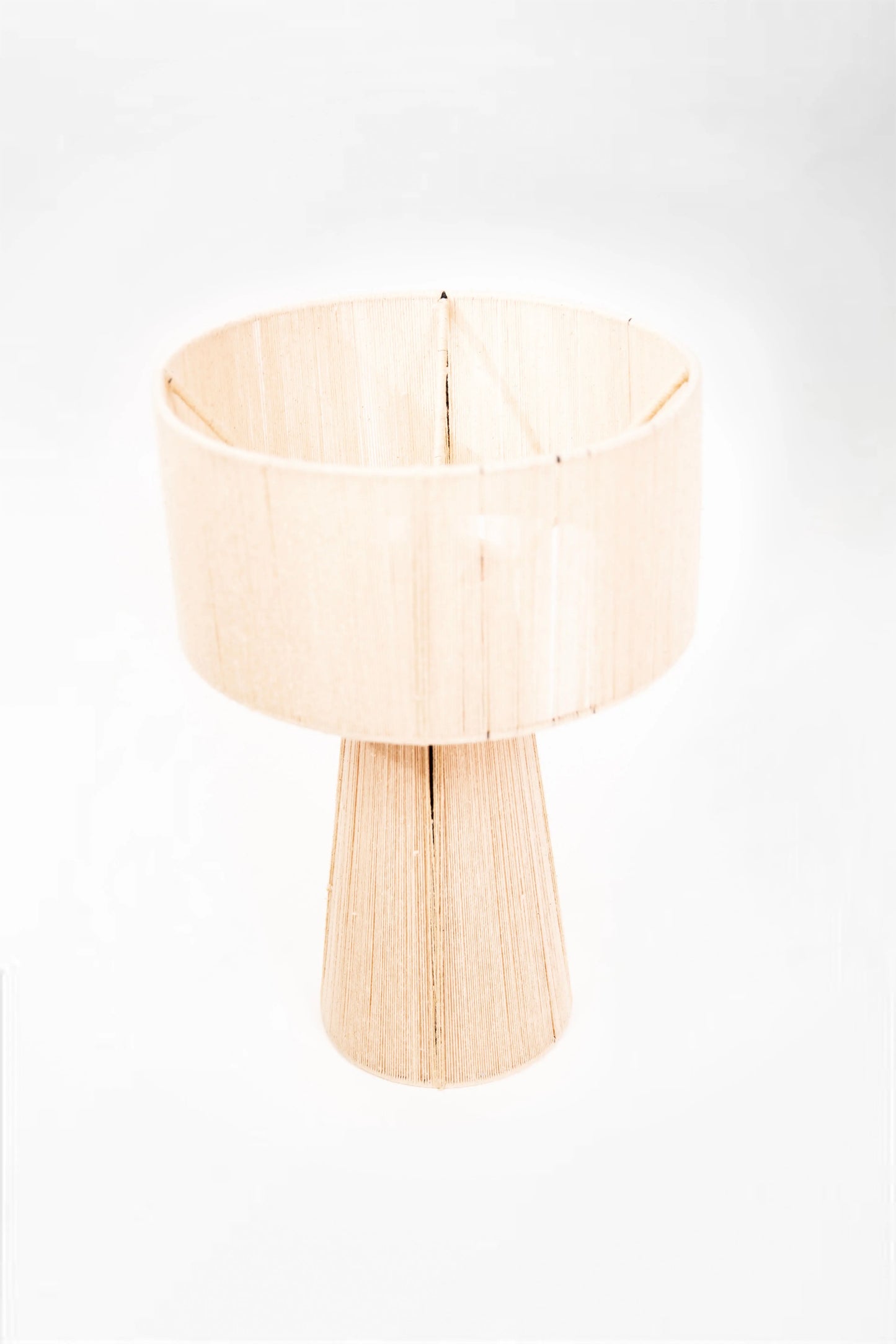 Lampe décorative Mahola en matière naturelle, idéale pour ambiance zen