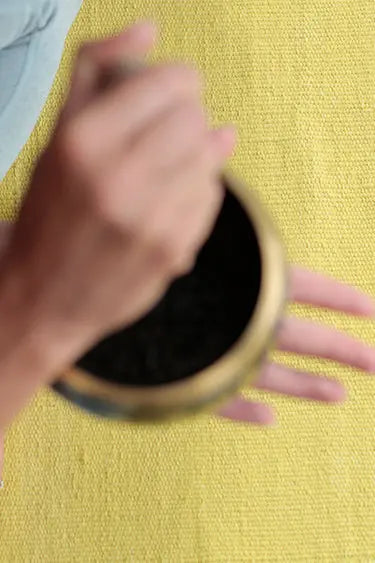 Photo de bol chantant au dessus u tapis de yoga jaune