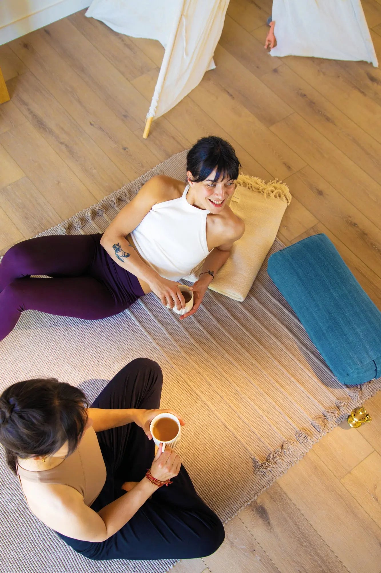 Deux femmes allongées sur un tapis bio KARMA XL – Mahola Yoga