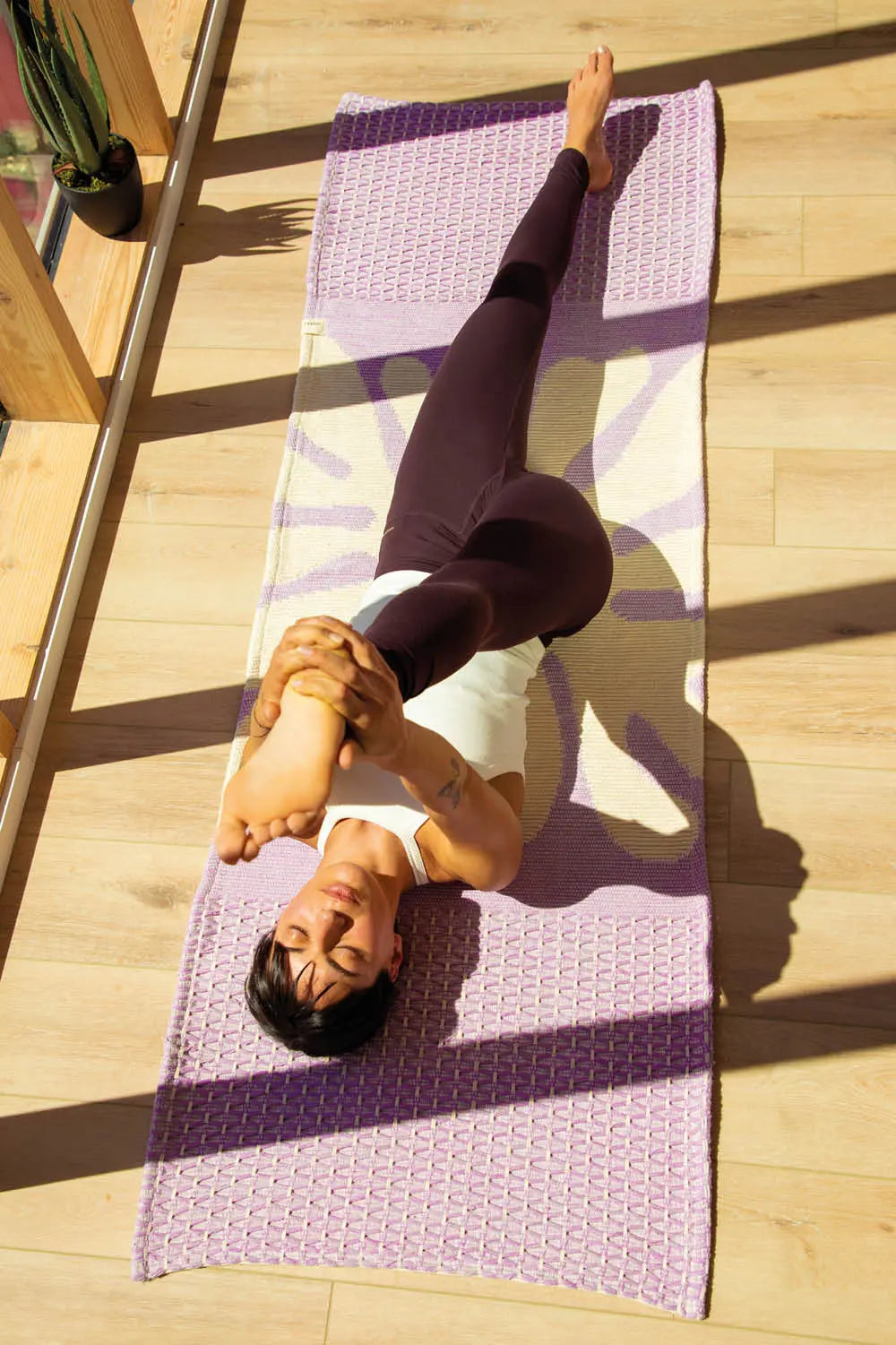 PRACTICANTE DE YOGA ENGAGEE POUR UN YOGA PLUS NATUREL sur un Tapis de yoga YAMA 7 – vue 5 – Mahola YOGA -