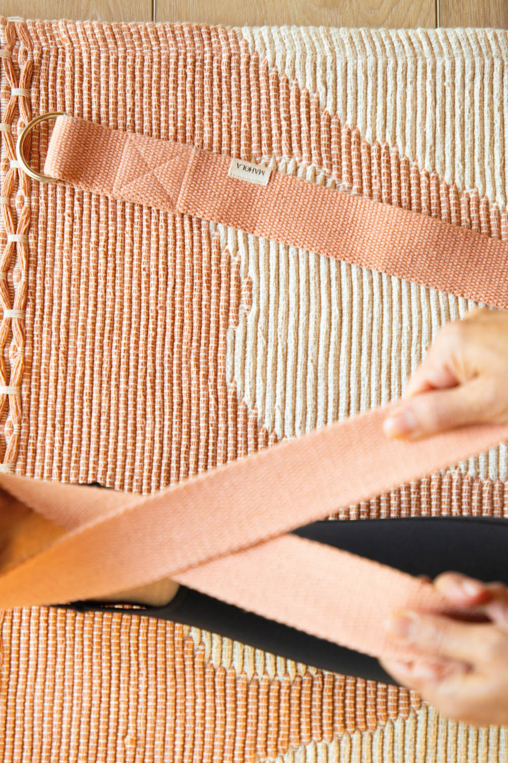 Tapis de yoga YAMA 7 – vue 5 d'une femme avec une sangle de yoga – Mahola