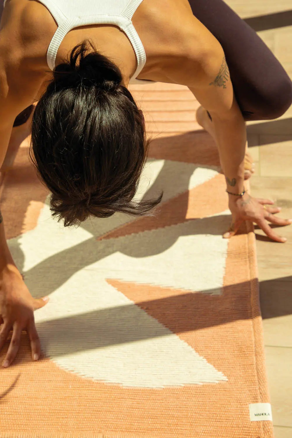 Tres beau visuel d'une femme pratiquant le yoga sur Tapis de yoga KARMA 7 – vue 4 – Mahola – tapis bio