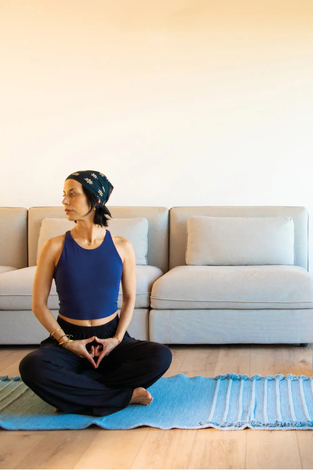 Tapis de yoga KARMA 5 – vue dans un salon de maison – Mahola