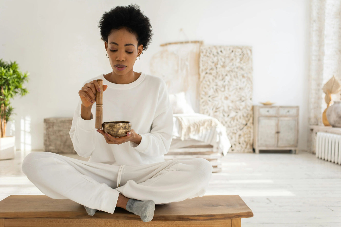 Yoga sur chaise : le guide complet pour pratiquer sans tapis