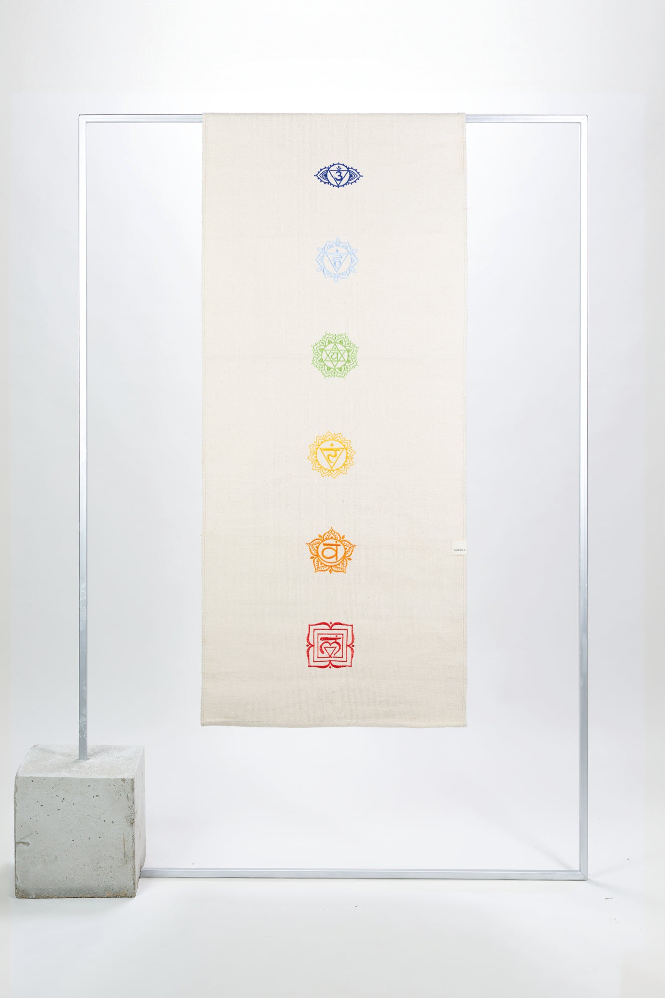 Tapis de yoga blanc Mahola avec symbole des 7 chakras colorés