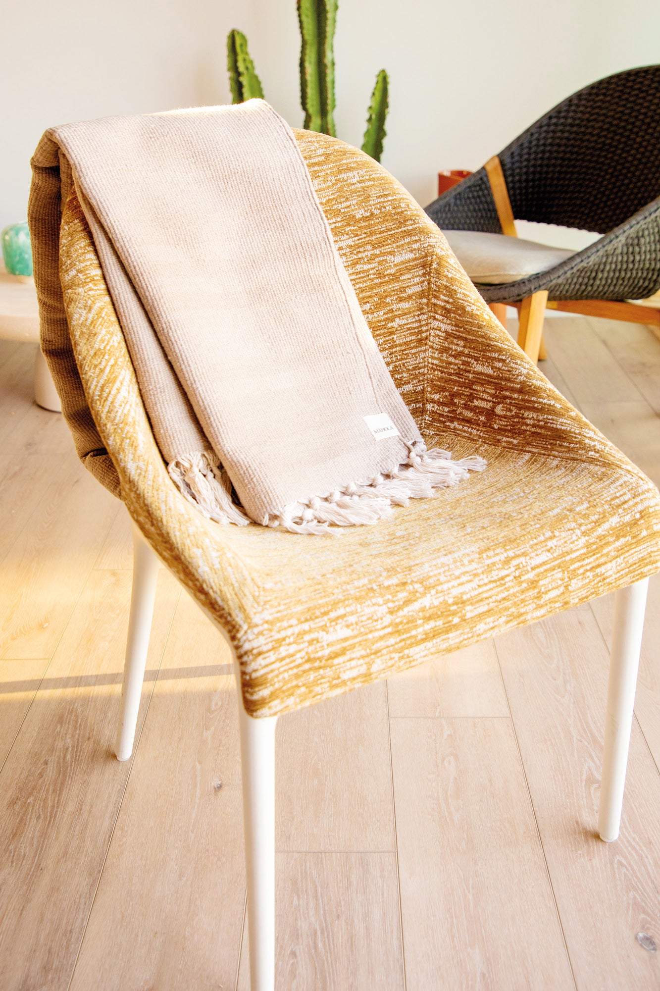 Couverture de yoga Mahola tissée main en coton bio, idéale pour relaxation et méditation