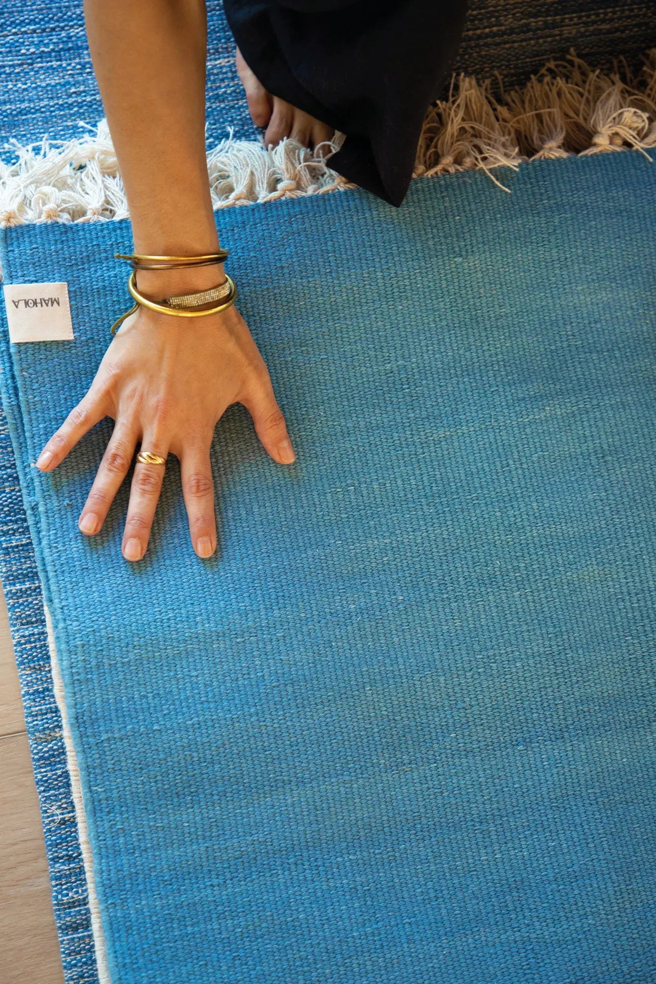 Une main sur une COUVERTURE COTON – coton bio – Mahola