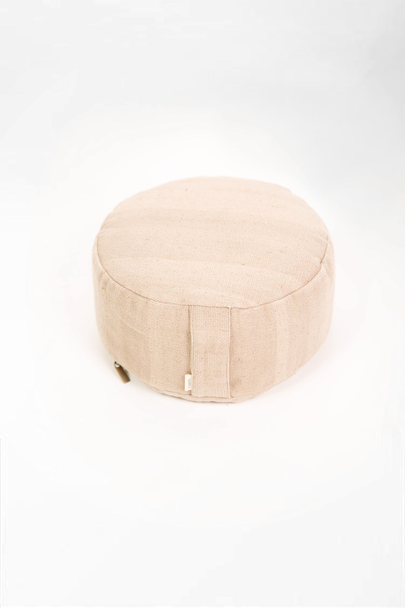 photo d'un bolster rond Mahola en coton bio marron, soutien confortable et écologique